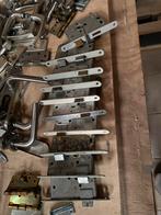 partij hang- en sluitwerk: deurbeslag, scharnieren, sl, Doe-het-zelf en Verbouw, Hang- en Sluitwerk, Ophalen of Verzenden, Gebruikt