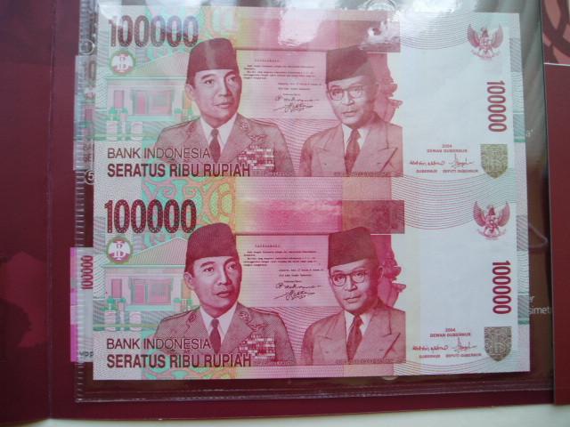 326. Indonesia, 2 X 100.000 rupiah 2004 UNC Uncut Banknotes., Verzenden, Zuidoost-Azië, Setje