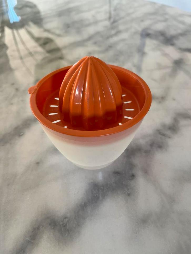 Compacte citruspers van Tupperware - Oranje/Wit, Huis en Inrichting, Keuken | Tupperware, Gebruikt, Overige typen, Oranje, Ophalen of Verzenden