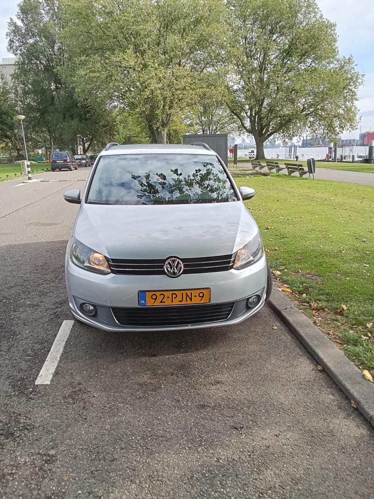 Volkswagen Touran 1.2 TSI 77KW BMT 7P 2011 Grijs, Auto's, Voorwielaandrijving, 4 cilinders, 7 stoelen, Origineel Nederlands