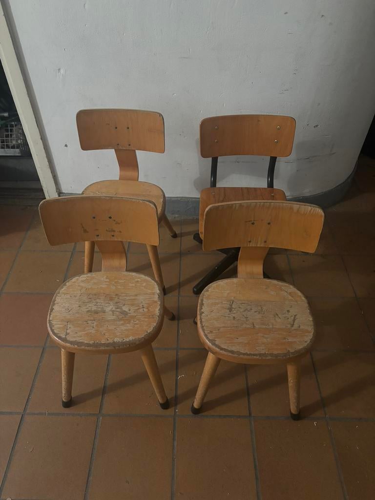 4 oude schoolstoeltjes, Ophalen