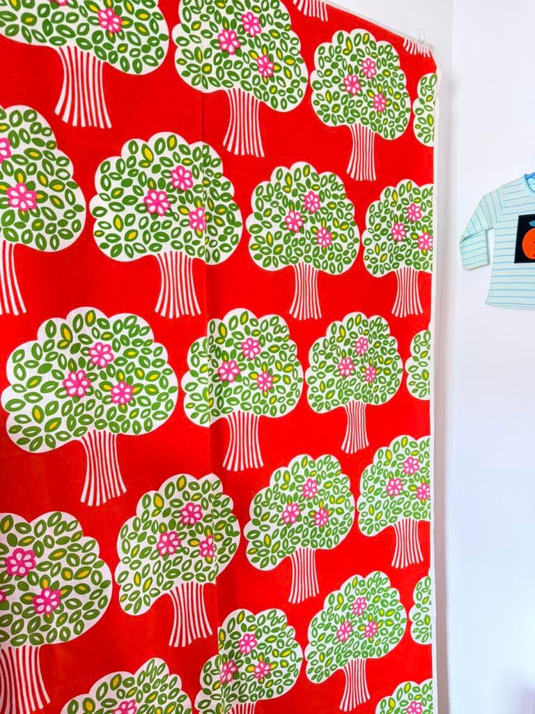 Vintage lap stof nieuw 124x270cm boom, Hobby en Vrije tijd, Stoffen en Lappen, 120 cm of meer, Ophalen of Verzenden, Katoen, Rood