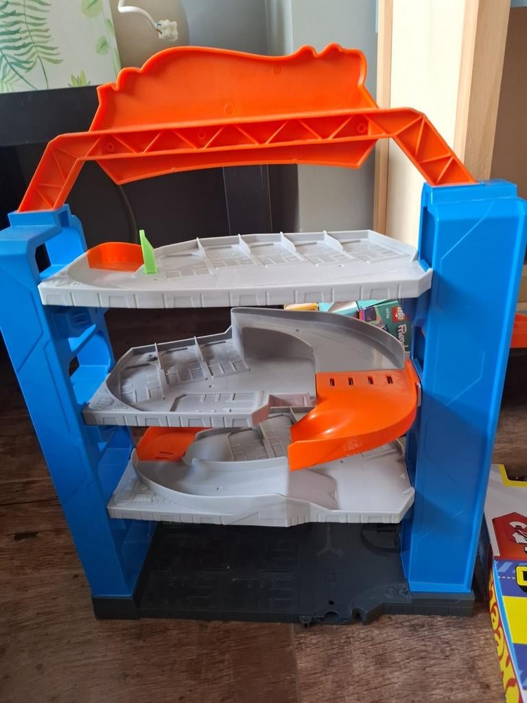 Hot wheels garage met baan en onderdelen en 1 auto, Kinderen en Baby's, Speelgoed | Racebanen, Ophalen, Zo goed als nieuw, Handmatig