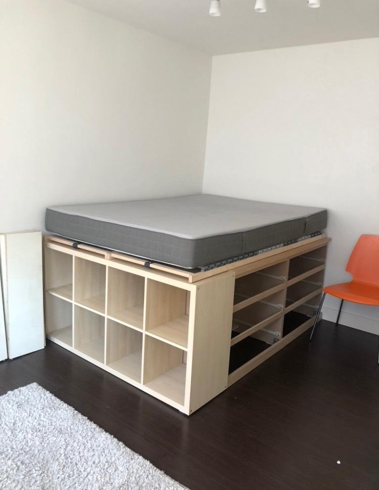 Bed met veel bergruimte voor kleine woning of studio., Ophalen, Beige, 140 cm, Zo goed als nieuw