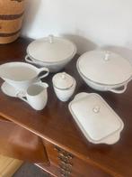 Wit porseleinen servies met zilveren rand - compleet, Ophalen of Verzenden, Zo goed als nieuw, Effen, Porselein