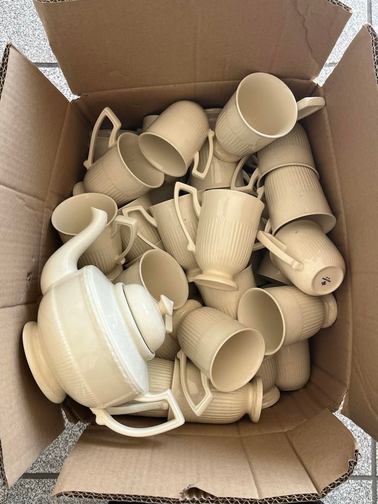 Theepot en heel veel kopjes voor koffie en/of thee, Ophalen, Gebruikt, Keramiek, Overige stijlen