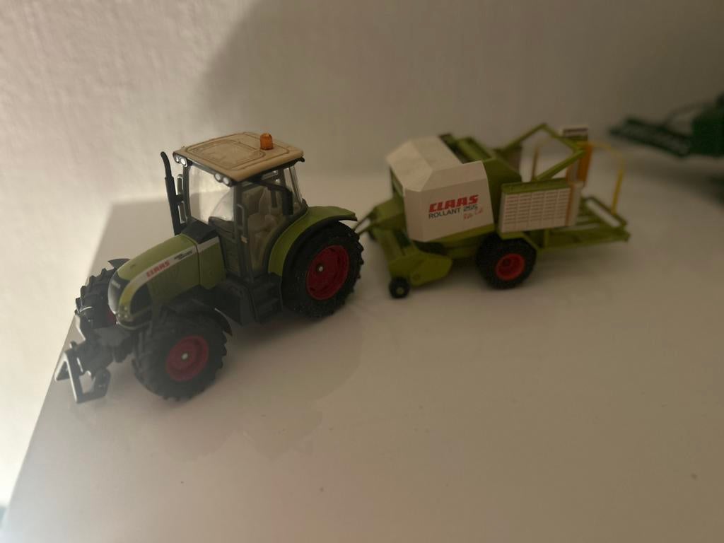 SIKU Claas Ares 697 ATZ + Rollant 255 balenpers 1:32, Hobby en Vrije tijd, Modelauto's | 1:32, Gebruikt, Tractor of Landbouw, SIKU