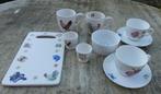 Aly Kruse Kolk 2 Mok + 2 K+S + Kaasplank + 2 Eierdop + Snack, Ophalen of Verzenden, Zo goed als nieuw, Wedgwood, Kop(pen) en/of Schotel(s)