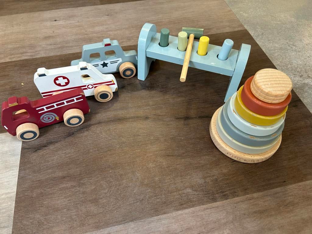 Houten speelgoed set: voertuigen, hamertje tik & stapeltoren, Ophalen of Verzenden, Gebruikt, Overige typen