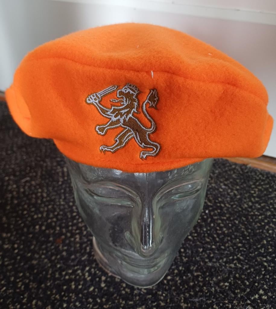 Oranje fleece baret met Leeuw en Wilhelmus couplet., Ophalen, Nieuw, Hoed of Pruik, Oranje of Koningsdag