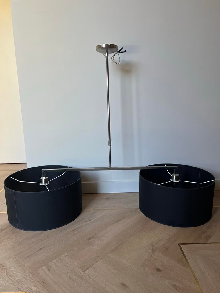 Moderne hanglamp met twee zwarte lampenkappen, Huis en Inrichting, Lampen | Hanglampen, Ophalen, Zo goed als nieuw, Metaal, 50 tot 75 cm