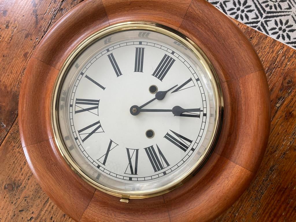 Houten klok met Romeinse cijfers, Ophalen