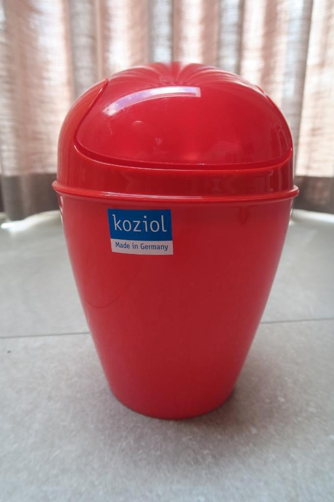 Rode kunststof kleine prullenbak DEL XS 2L Koziol, Huis en Inrichting, Woonaccessoires | Prullenbakken, Zo goed als nieuw, Kunststof