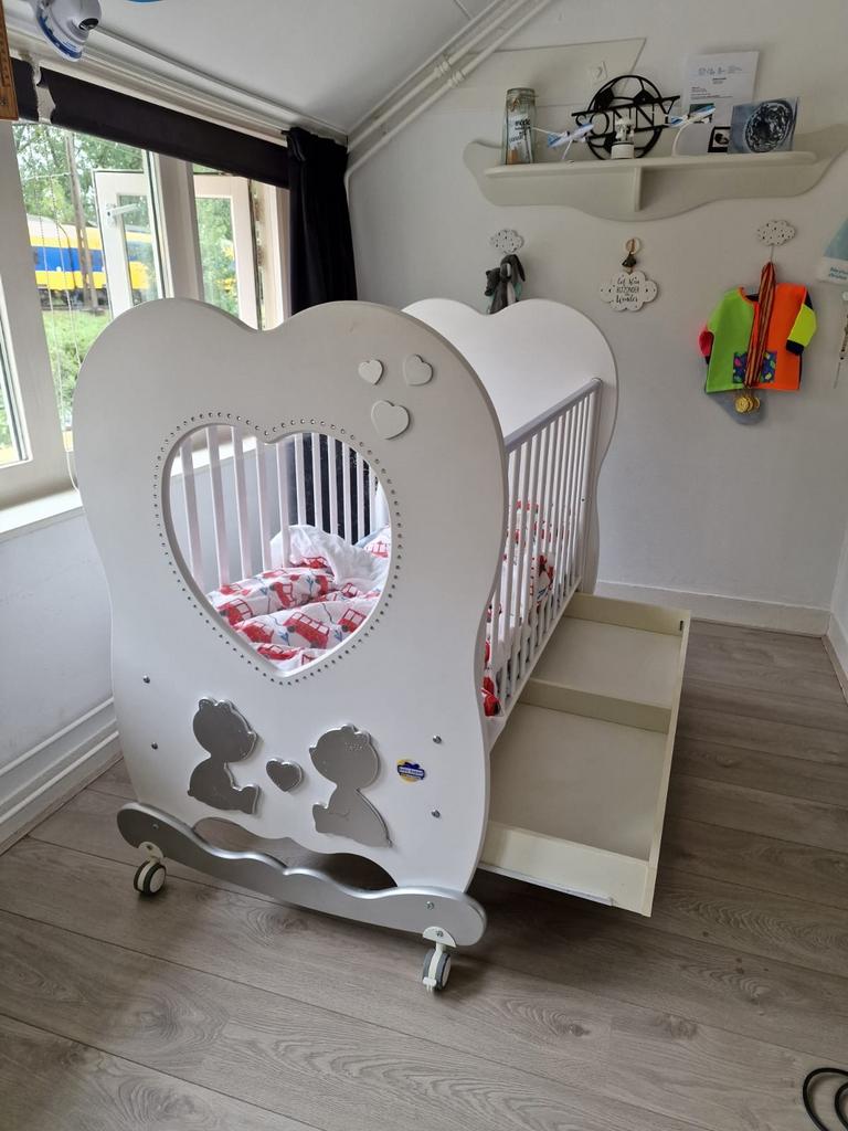 Wit ledikant met hartjes en lades - Zo goed als nieuw, Kinderen en Baby's, Babywiegjes en Ledikanten, Ophalen of Verzenden, Zo goed als nieuw