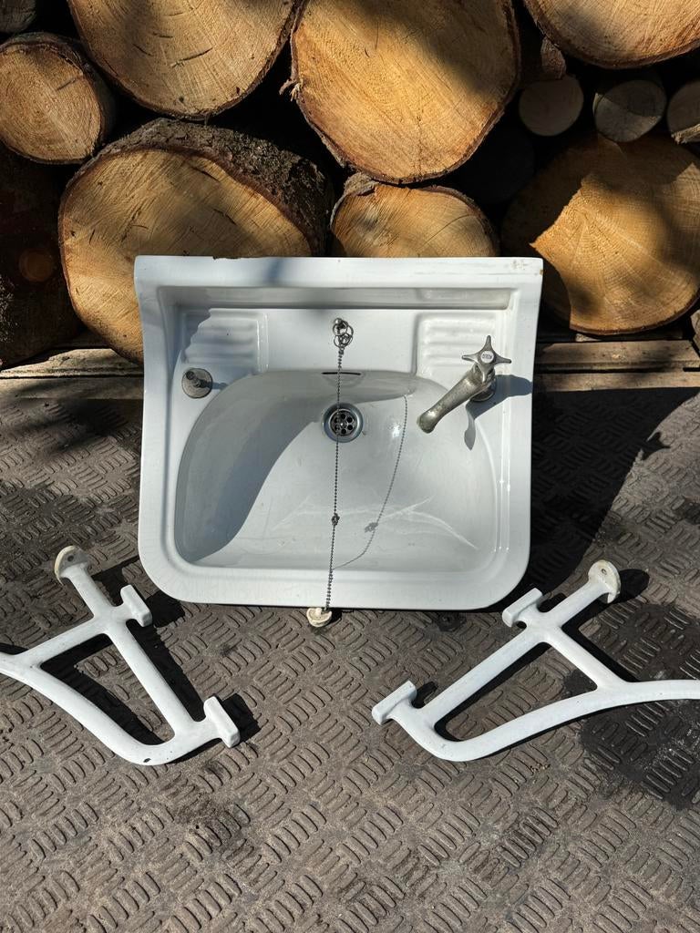 Antieke wastafel met beugels, Ophalen