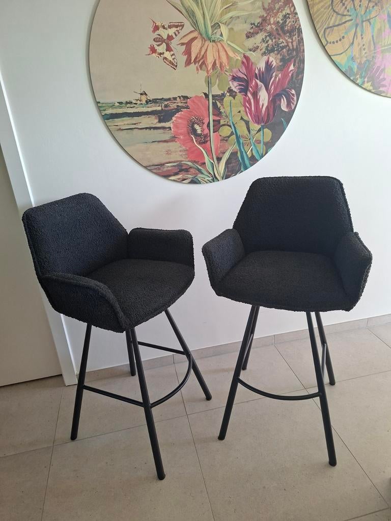 Twee zwarte barkrukken, Ophalen