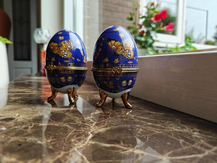 Porseleinen sier-eieren, Fabergé-stijl: vlinders & bloemen, Antiek en Kunst, Antiek | Porselein, Ophalen of Verzenden