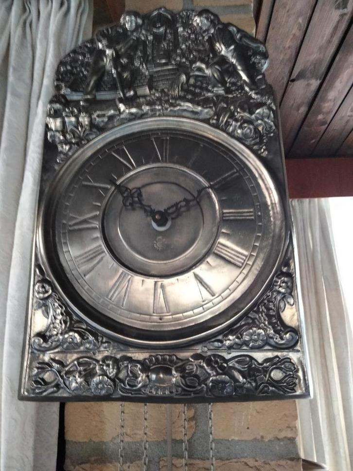 Antieke Tinnen Wandklok met Slinger, Huis en Inrichting, Kachels, Gebruikt, Hangend, Overige soorten, Elektrisch, Ophalen of Verzenden