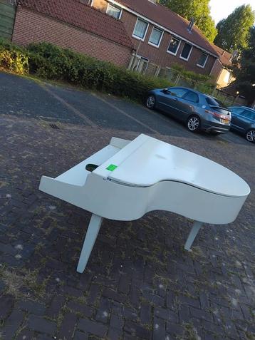 Show Podium Piano sell beschikbaar voor biedingen