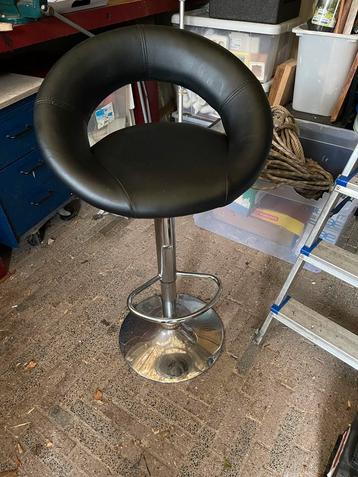 Stoere chromen barkruk met zwart lederlook zitting – vintage beschikbaar voor biedingen