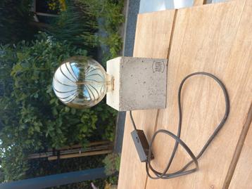 Betonnen lamp beschikbaar voor biedingen