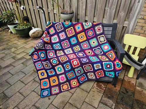 Gehaakte deken/plaid/sprei granny square paarse rand, Huis en Inrichting, Woonaccessoires | Plaids en Woondekens, Zo goed als nieuw