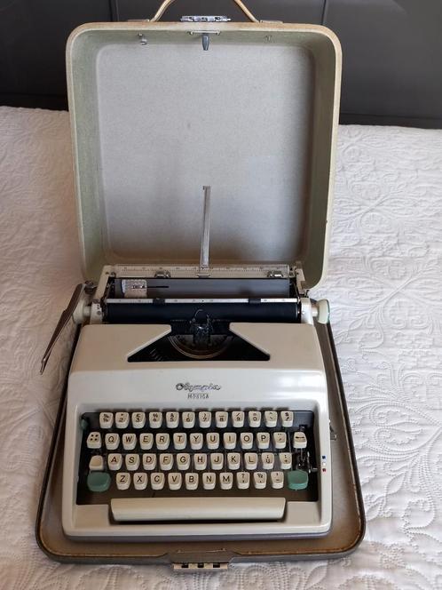 Vintage Typmachine Olympia Monica, draagbare schrijfmachine, Diversen, Typemachines, Gebruikt, Ophalen