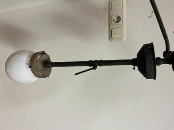 Oude Gaslamp, witte melkglazen bol beschikbaar voor biedingen