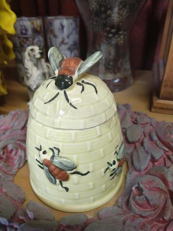 Japanse honingpot met bijenkorf en bijen  beschikbaar voor biedingen