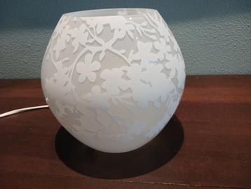 Ikea  glazen bol lamp met bloem/bladdecoratie,  beschikbaar voor biedingen