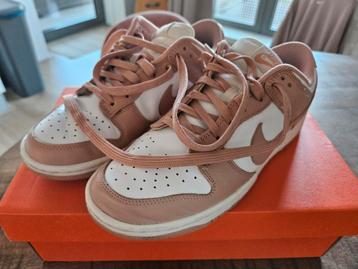 Zgan nike dunk low in rose whisper beschikbaar voor biedingen