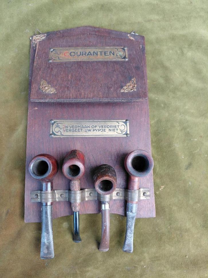Antiek couranten- en pijpenrek met spreuk en 4 pijpen., Verzamelen, Rookartikelen, Aanstekers en Luciferdoosjes, Gebruikt, (Water)pijp
