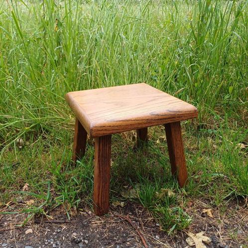 Vierkant eikenhouten krukje, Huis en Inrichting, Krukjes, Gebruikt, Hout, Ophalen of Verzenden