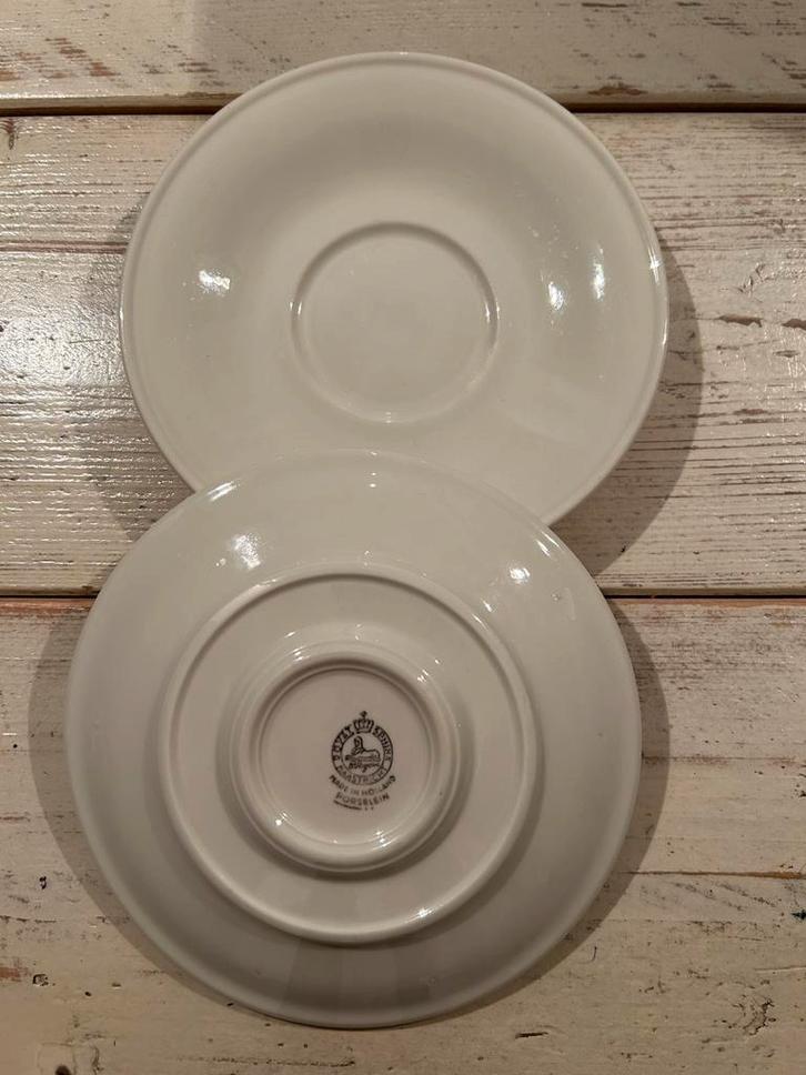 2 creme witte schoteltjes ROYAL SPHINX Maastricht, Huis en Inrichting, Keuken | Servies, Gebruikt, Kop(pen) en/of Schotel(s), Overige stijlen