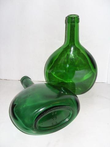 2 groene flessen / Ronde flesjes / deco / vaas / kandelaar beschikbaar voor biedingen
