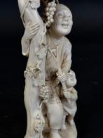 Ivoren okimono Vader met kind onder een druivenrank Meiji, Antiek en Kunst, Ophalen of Verzenden