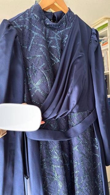 Feestelijke jurk donkerblauw satijn maat 40/42 beschikbaar voor biedingen