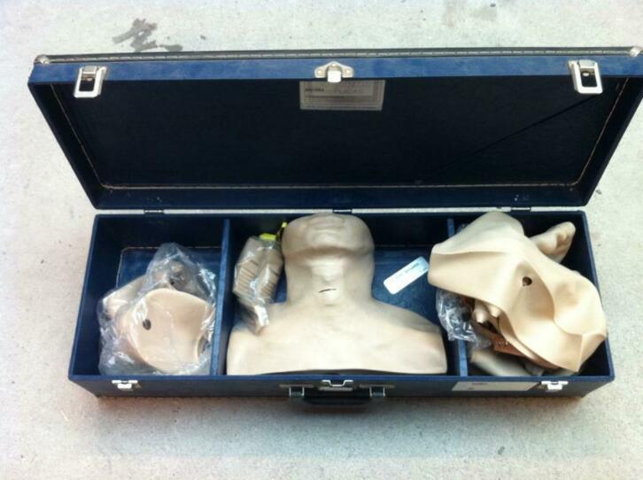 coniotomie of cricothyrotomy simulatie set Nasco life form, Diversen, Braces, Gebruikt, Ophalen of Verzenden