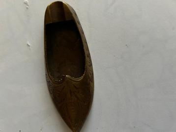 Kleine koperen asbak in de vorm van een schoen beschikbaar voor biedingen