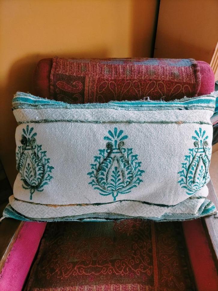 Prachtig sierkussen J-Line katoen crème turquoise borduur, Huis en Inrichting, Woonaccessoires | Kussens, Zo goed als nieuw, Blauw