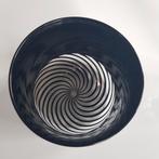 glazen vaas/kom schaal zwart wit spiraal patroon gesigneerd, Overige kleuren, Ophalen of Verzenden, Minder dan 50 cm, Glas