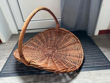 Mooie grote rieten rotan lectuurmand / krantenmand beschikbaar voor biedingen