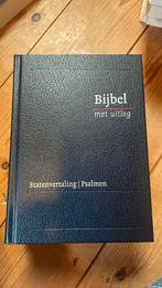 Bijbel met uitleg, klein blauw, harde band in luxe cassette, Boeken, Nieuw, Ophalen of Verzenden