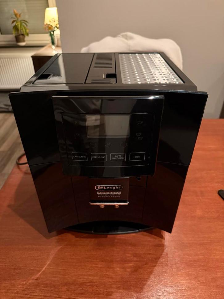 DeLonghi Volautomaat Koffiemachine, Witgoed en Apparatuur, Koffiezetapparaten, Gebruikt, Koffiebonen, Espresso apparaat, 4 tot 10 kopjes