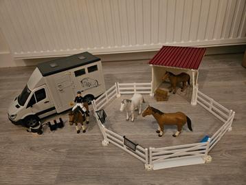 Bruder paardentrailer en paardenbak/ stal, hekken, paarden beschikbaar voor biedingen