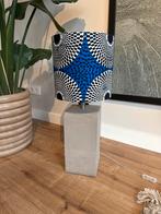 Betonnen Tafellamp met Blauwe Afrikaanse Print Kap, Huis en Inrichting, Lampen | Tafellampen, Ophalen of Verzenden, Nieuw, Stof