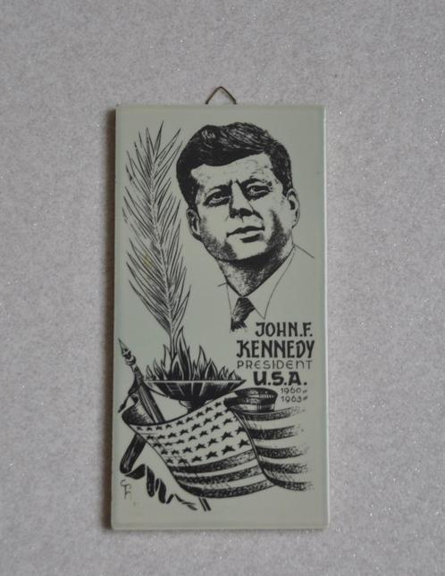 Herdenkingstegel met J.F. Kennedy  -  1960  -  1963, Antiek en Kunst, Antiek | Wandborden en Tegels, Ophalen of Verzenden