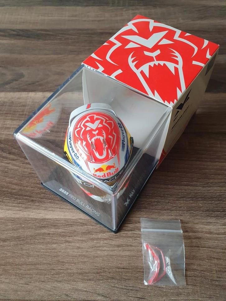 Max verstappen helmpje 2023 schaal 1/4 schuberth, Verzamelen, Automerken, Motoren en Formule 1, Nieuw, Formule 1, Verzenden