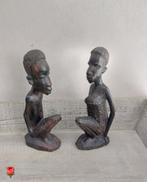 2 Beeldjes van een Afrikaanse man & vrouw knielend, Antiek en Kunst, Kunst | Beelden en Houtsnijwerken, Ophalen of Verzenden