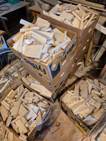 15 dozen vol aanmaakhout/ openhaardhout  droog  schoon hout beschikbaar voor biedingen